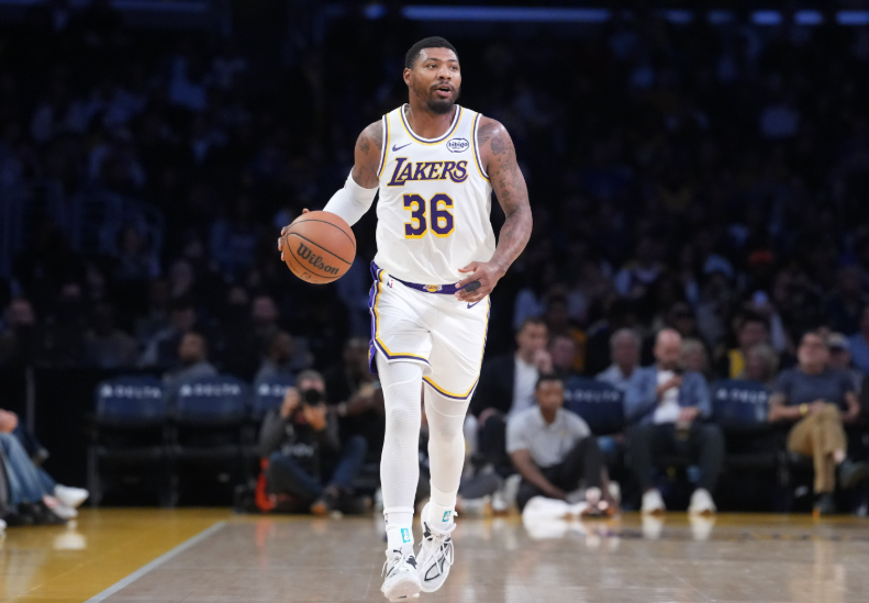 北京时间5月6日,NBA西部半决赛G1正式落幕,洛杉矶湖人客场挑战俄克拉荷马雷霆,经过四节激战,湖人最终以90-108不敌对手,系列赛大比分0-1陷入被动。这场18分的惨败,不仅暴露了湖人攻防两端的诸多问题,角色球员的集体低迷更是成为压垮球队的关键,其中作为球队核心射手之一的肯纳德,未能发挥应有作用,成为湖人失利的缩影。