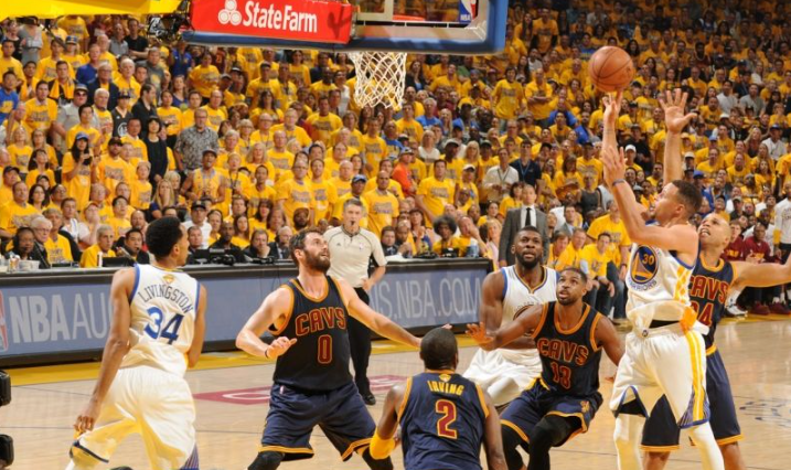 北京时间5月13日,NBA西部半决赛天王山之战落下帷幕,森林狼客场97-126不敌马刺,大比分2-3落后,陷入被动局面。本场森林狼曾在第三节强势反扑扳平比分,却没能守住追分势头,最终惨遭对手翻盘溃败。赛后球队上下情绪低落,对于这场戏剧性的失利充满懊恼,主帅芬奇直言球队失误明显,主动揽下全部责任。 森林狼第三节崩盘埋下败局隐患 本场比赛走势跌宕起伏,前两节两队攻防节奏偏慢,进攻效率平平。半场结束,森林狼以47-59落后马刺12分,分差并未拉开,球队仍保留翻盘希望。易边再战,森林狼迅速调整状态,进攻端果断发力,凭借流畅的攻防转换打出一波14-2的猛烈攻击波,成功将比分追至61平,一度扭转赛场局势,点燃反扑势头。 令人遗憾的是,这次精彩反扑成为比赛转折点。扳平比分后,森林狼节奏失控,攻防两端接连出现漏洞。反观马刺沉着冷静,迅速稳住阵脚,及时调整防守策略,阻断森林狼进攻节奏,同时发力反击,再度拉开分差。第三节收官阶段森林狼彻底崩盘,单节防线形同虚设,三节战罢,马刺以91-73重新掌握18分领先优势,彻底击碎森林狼翻盘希望。 赛后森林狼主教练克里斯·芬奇复盘比赛,直白剖析球队崩盘原因,语气满是无奈。他坦言:“我们偏离了原本有效的进攻方式,接着我们的防守直接崩盘了。我记得第三节最后6分钟,我们让对手拿了30分。很多问题都出在对持球人的限制上。”在关键追分节点,球队防守专注力下滑,无法限制对方持球球员,给了马刺大量得分机会。 芬奇进一步指出战术执行问题,球队本末倒置:此前依靠空档跑位、连续转移球的团队打法收效显著,但部分得分手盲目单打,脱离战术体系,破坏了流畅进攻节奏。对于这场失利,芬奇主动承担责任:“这是我的责任,我必须**队重新回到正确轨道上。” 这场惨痛失利为森林狼敲响警钟。球队明明手握翻盘契机,却因战术脱节、防守松懈葬送好局。如今大比分落后,森林狼深陷淘汰边缘。剩余赛程不容有失,球队亟需调整心态,回归团队打法,强化防守执行力。唯有正视问题、补齐短板,森林狼方能在下一场背水一战,全力阻击马刺,守住晋级希望。